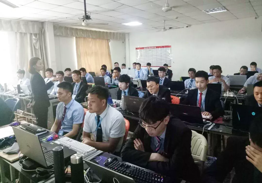 八维教育云计算技术应用就业前景