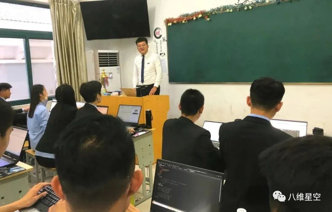 八维教育技术优势深抓教学质量让优质就业不是梦想