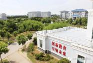 北京八维集团是如何实践校园文化建设和思想教育的呢？