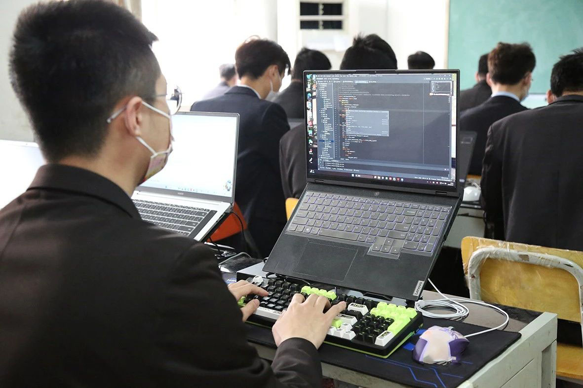AI浪潮下的职业新图景：八维教育如何赋能IT人才破局未来?