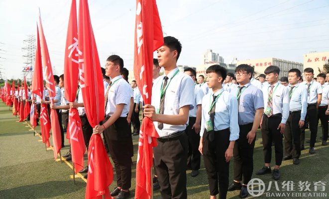 既要仰望星空的情怀，更要脚踏实地的勇气