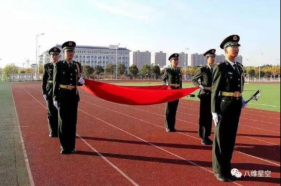 嘹亮的口号，整齐的步伐， 这是八维教育宿迁校区国旗护卫队的小伙们