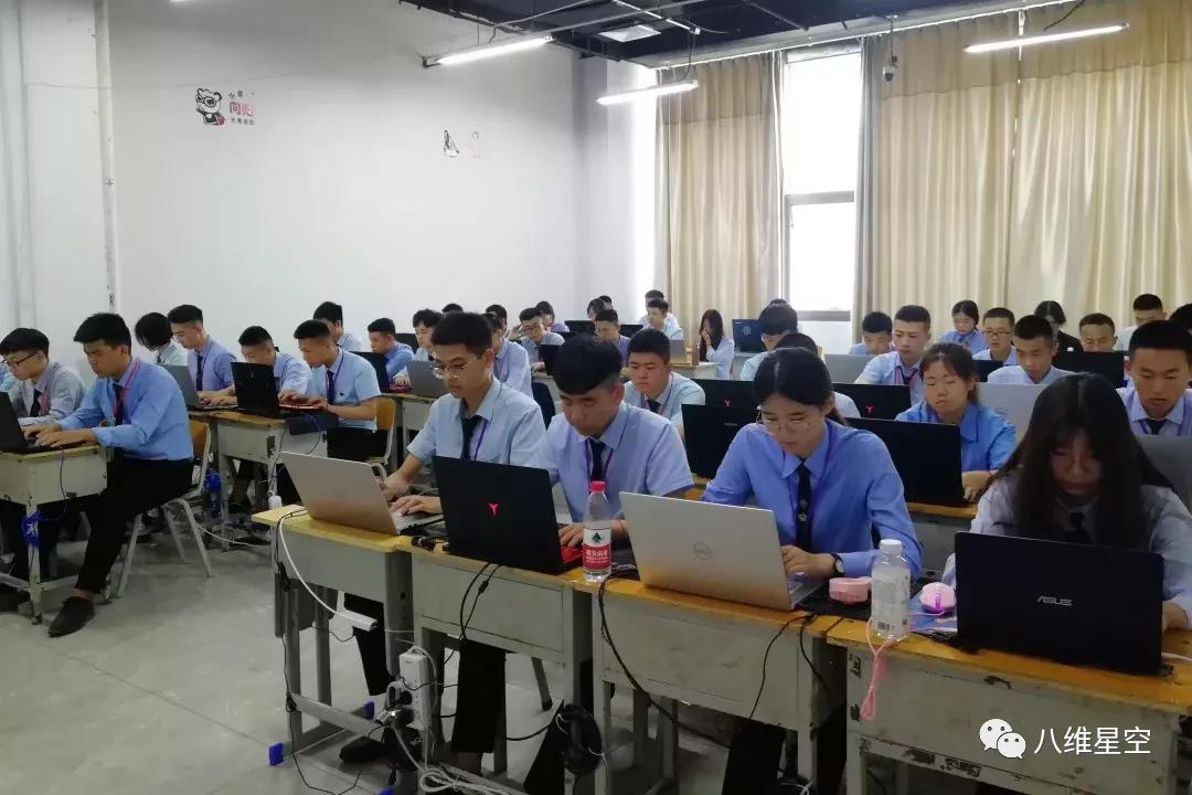 八维“充电站”~让学子时刻电量满满！