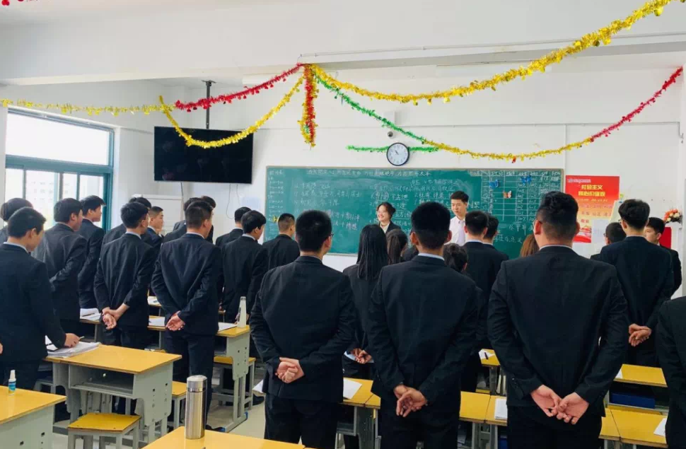 在八维校园成长收获好品格，拥抱精彩人生