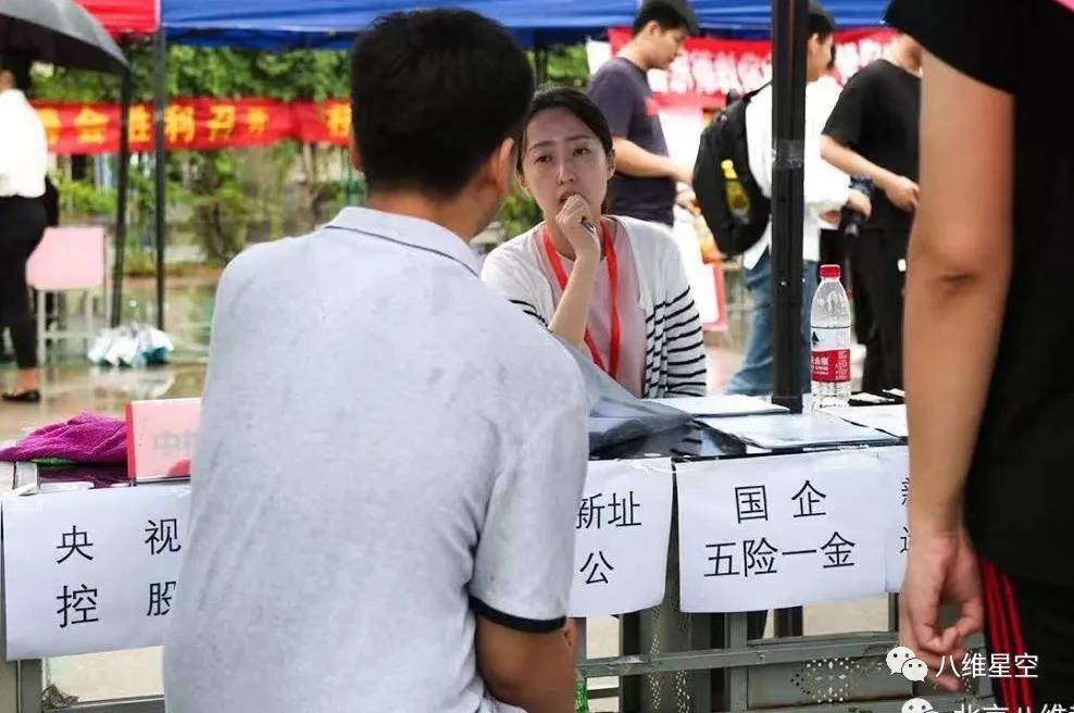 超六成“00后”热衷互联网行业，这届年轻人拒绝“躺平”，梦想年入百万！